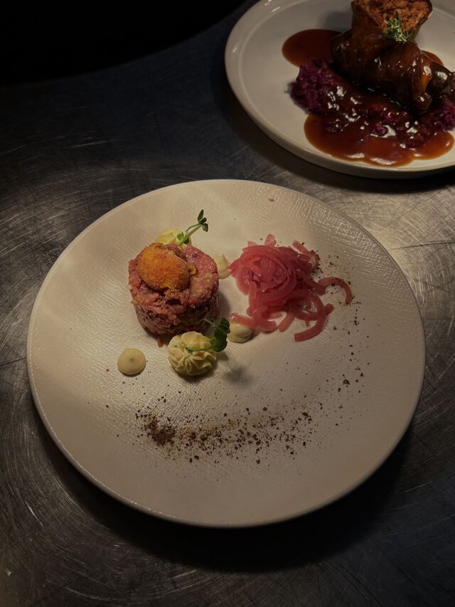 Rehtatar | eingelegte Zwiebel | gebackenes Eigelb