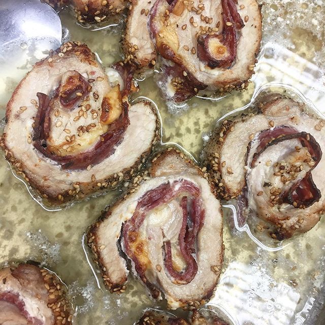 girelle di maiale con salame, philadelphia e sesamo