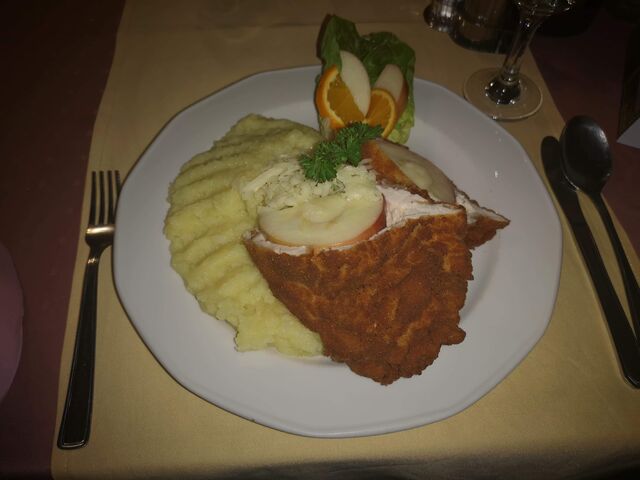 Almával és sajttal töltött csirkemell