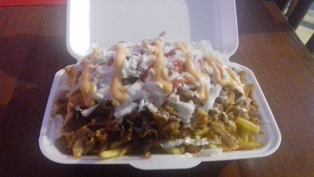 Kebab na frytkach duży zawiera 30dkg mięsa, kebab na frytkach mały 20 dkg mięsa 