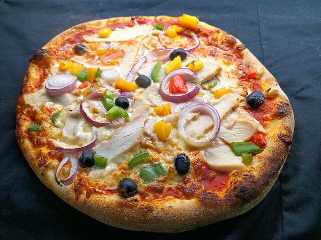 La poulet basquaise,Base tomate,Mozzarella,oignons rouges,poivrons,poulet cuit,olives noirs.15.00€