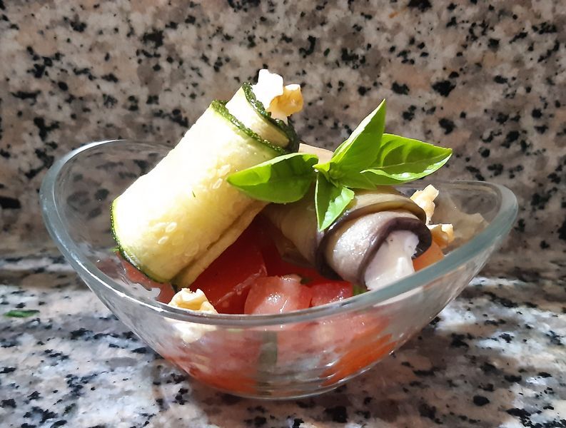 Auberginen & Zucchiniröllchen gefüllt mit einer Schafskäsecreme auf Tomatensalsa mit frischem Basilikum