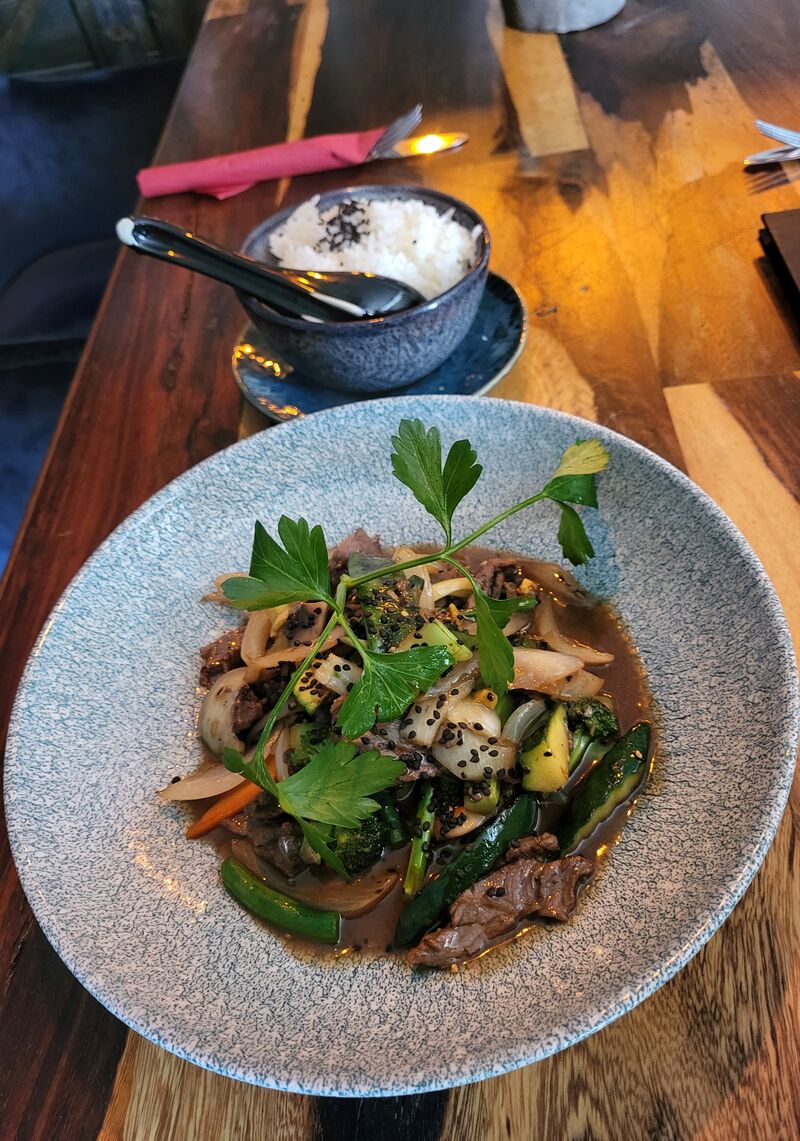 unsere pfeffrige Spezialsauce mit Rindfleisch