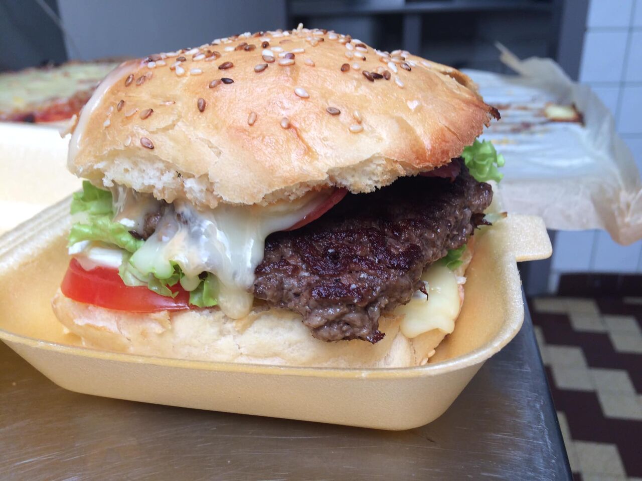burger Baby, sur place ou à emporter : pain et sauce maison, viande fraîche et frites maisons