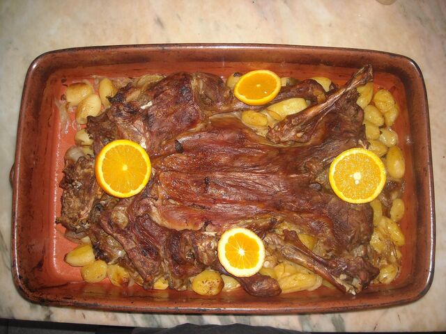 CABRITO ASSADO NO FORNO A LENHA