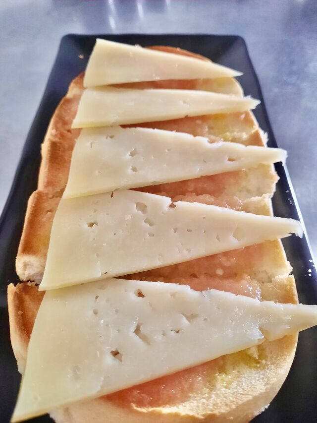 Tostada de queso curado y tomate natural