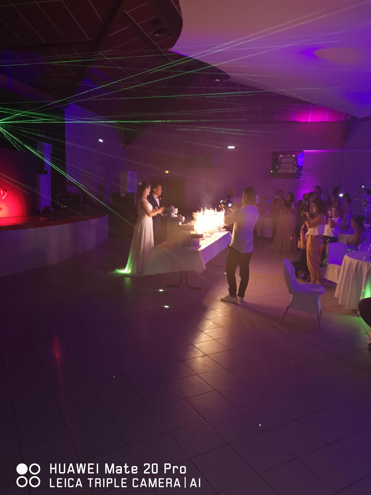 Les mariés devant la pièce montée