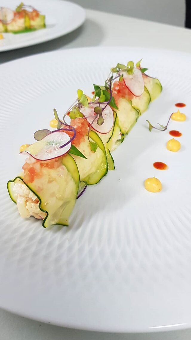 Canelón frio de calabacín relleno de marisco!