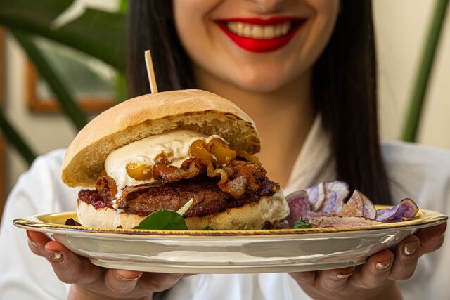 ? Confettura di cipolle
•guanciale croccante ?
•datterino giallo sott’olio
•burratina
•hamburger di Scottona da 200g.