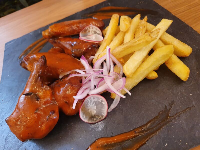 Alitas de pollo bañadas en salsa BBQ PULLUM