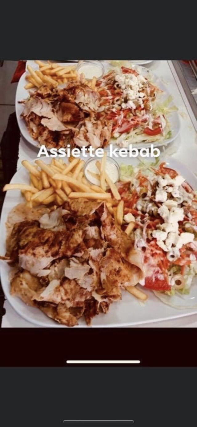 Nos assiettes kebab accompagnées de frites et de crudités 