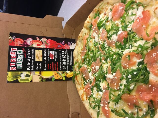 LA CHEVRETTE
Mozza, emmental, chèvre, après cuisson roquette, saumon fumé, chèvre, graine de sesame, huile d’olive au citron