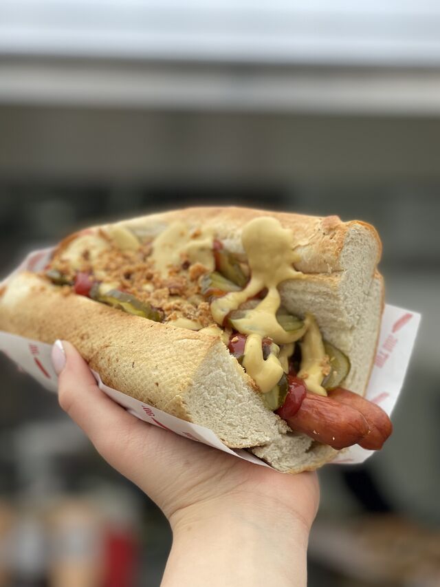 HOT DOG AMERYKAŃSKI
ŚWIEŻA BUŁECZKA
2 PARÓWKI
SAŁATKA SZWEDZKA
CEBULKA PRAŻONA