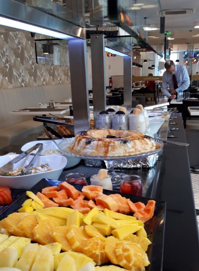 Pequeno-almoço e almoço buffet todos os dias! O brunch também é uma ótima opção para uma refeição mais tardia e reforçada. 