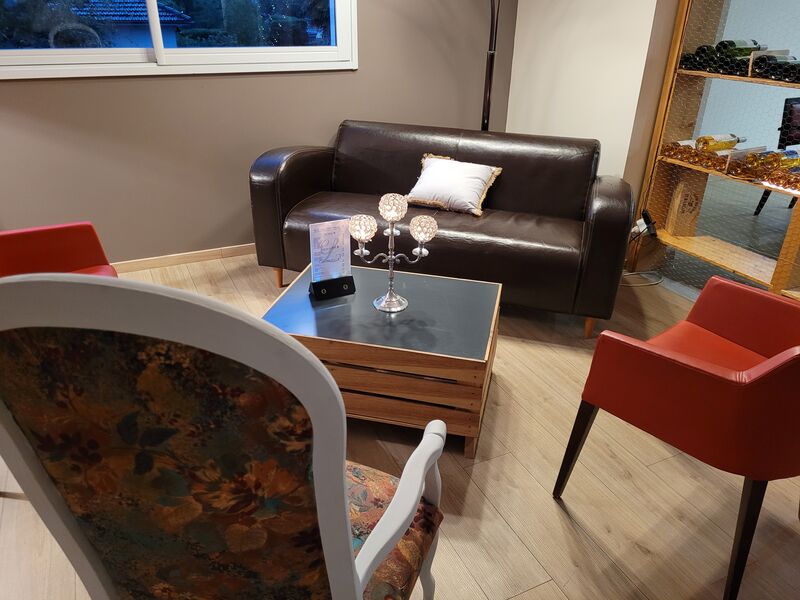 Un de nos salons feutré et cosy, pour prendre le temps de déguster, boire un verre où partager un bon moment