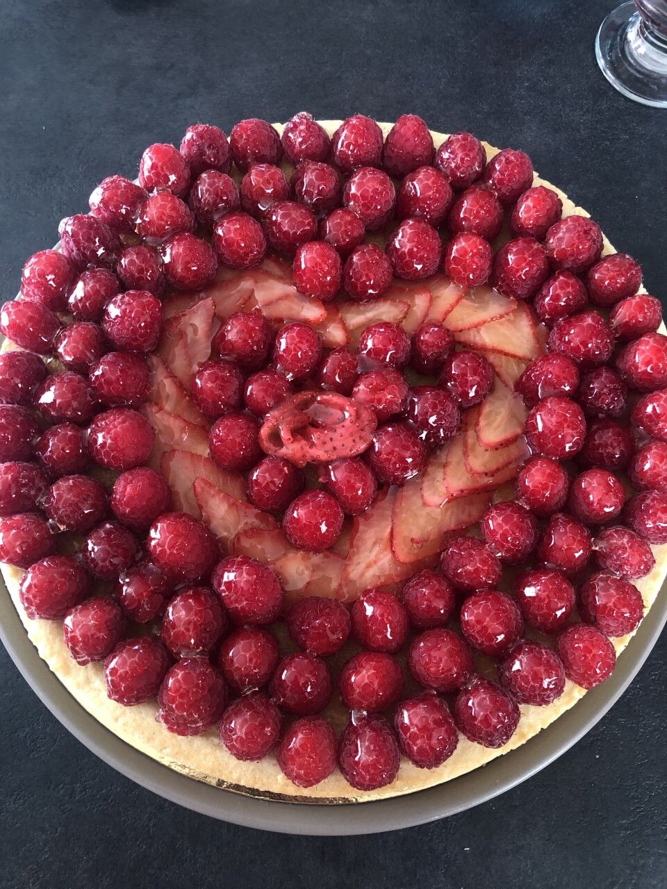 Tarte aux framboises et coeur de fraise 