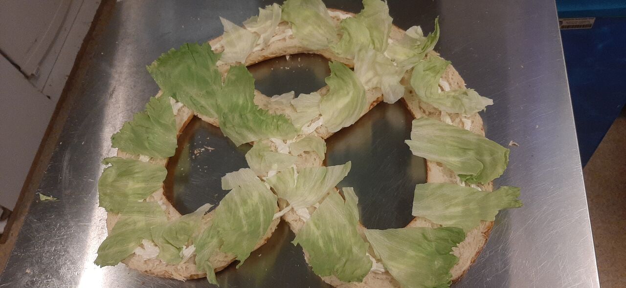 mit Mayo und Salat