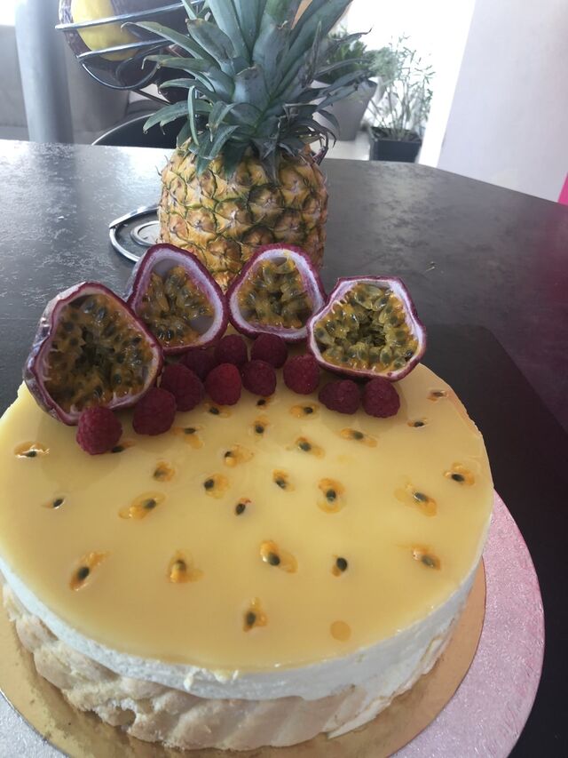 Entremet framboises/passion avec une mousse framboise, mousse passion et glaçage miroir .