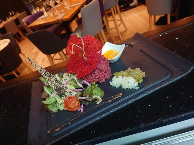 Tartare de boeuf, dans le rumsteck. Accompagné de frites ou de legumes frais du moment. 👍👌