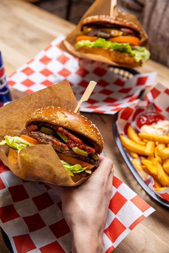 Antler – tu burger to więcej niż jedzenie, to doświadczenie. | Antler – here, a burger is more than a meal, it's an experience.