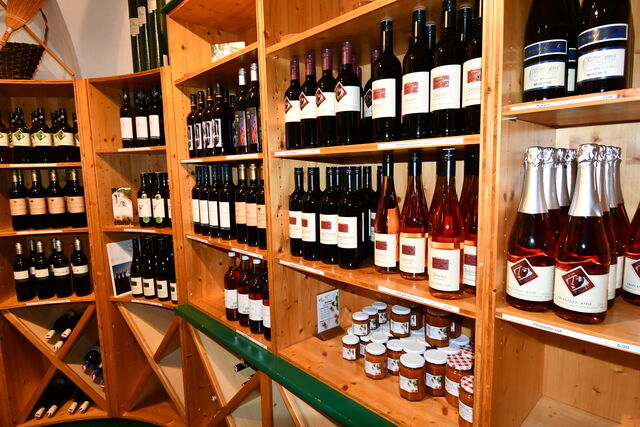 eine Auswahl von regionalen Weinen in unserer Vinothek