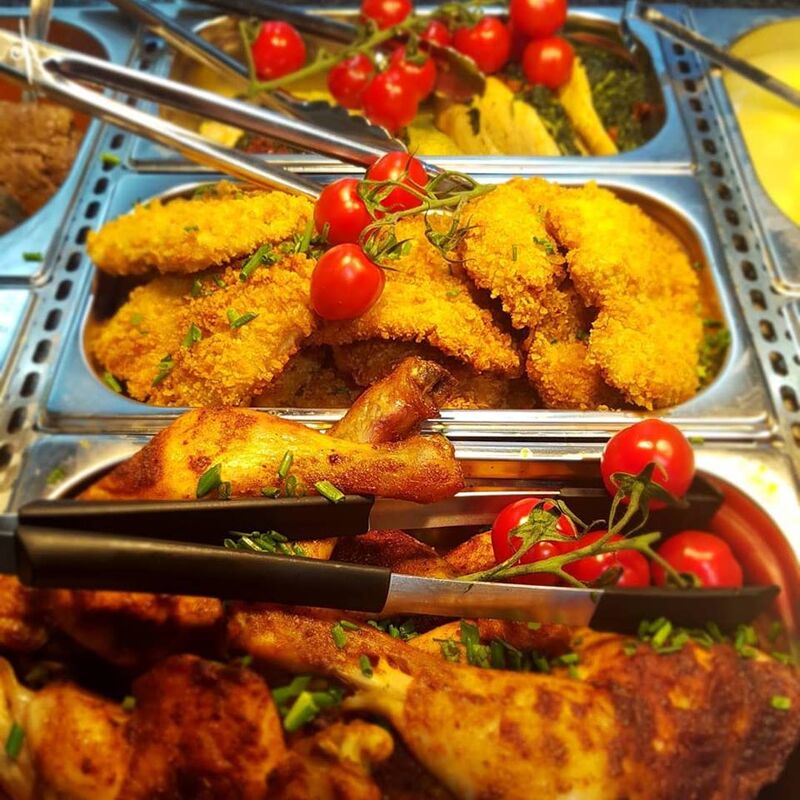 Nasz bufet z przykładowymi daniami na wagę.