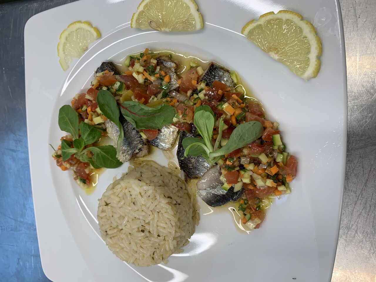 Filet de sardine et Brunoise de légumes de saison d’un menu du jour sauce vierge