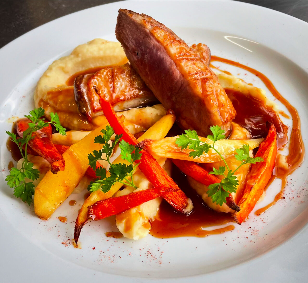 Filet de canette, sauce balsamique blanche et mousseline de panais