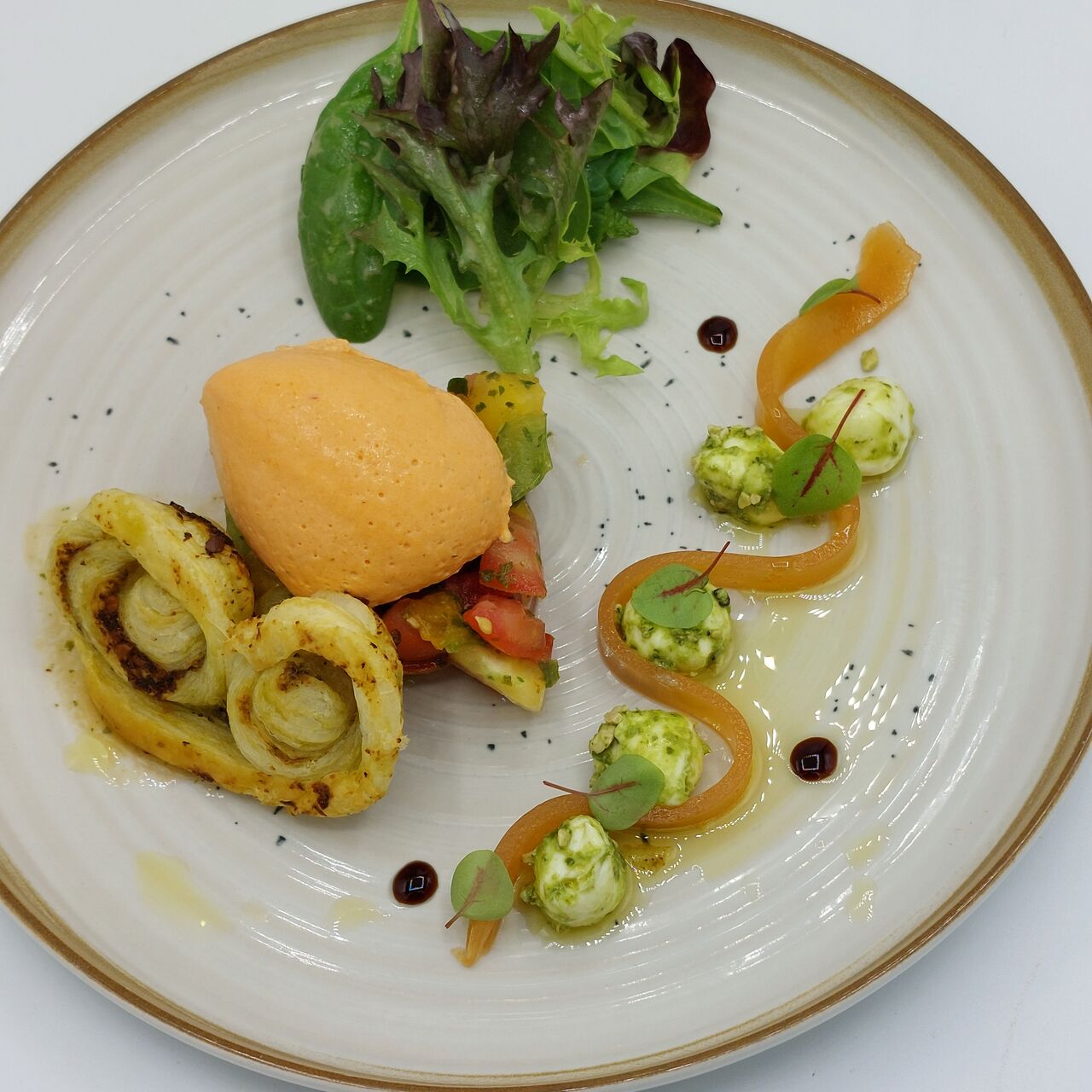 Tartare de tomates multicolores herbacé, mousse de gaspacho, palmito au pesto