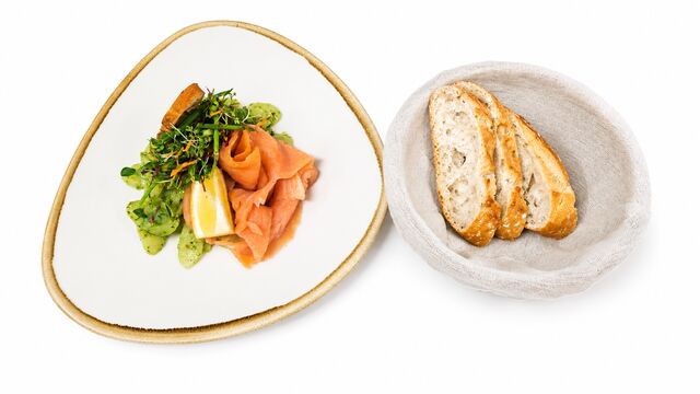 Marinierter Spargelsalat mit Kräutern, Räucherlachs und Baguette