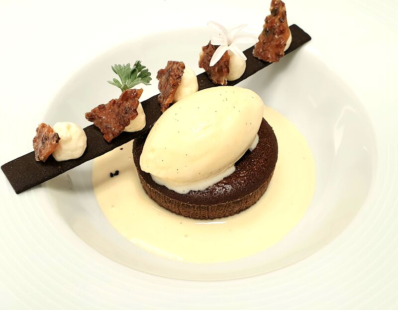 Moelleux au chocolat, crème anglaise au poivre de vocatsiperifery, glace vanille Bourbon 9€