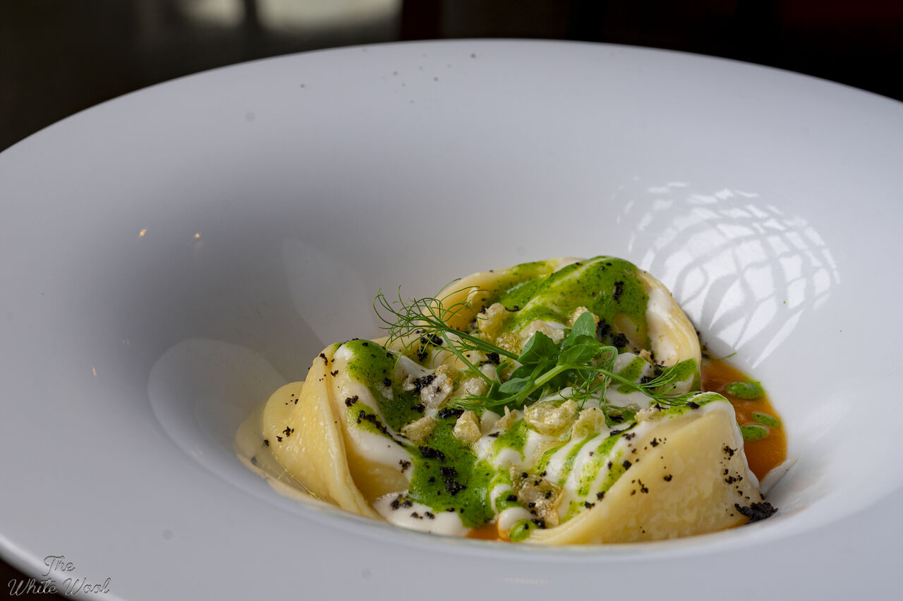 Cappellacci, dattetini giallo, pop corn di maiale, emulsione alle erbe 