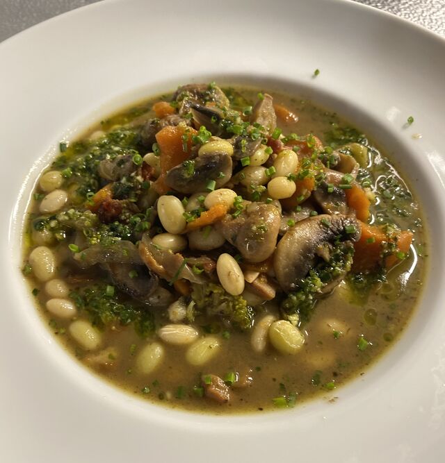 Soupe du mois
(bouillon de queue de boeuf aux légumes, pas, grillé et oignons confits)