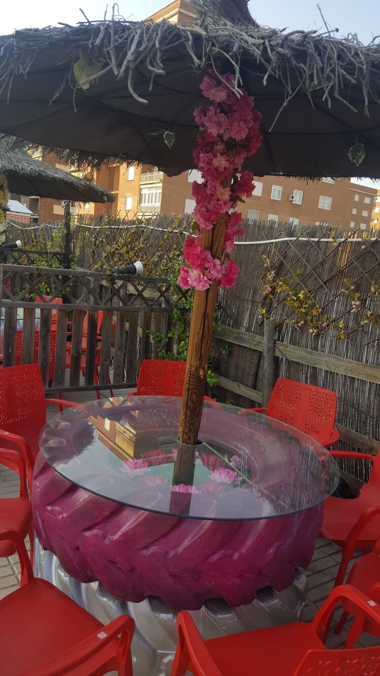 Mesas a gran distancia de seguridad unas de otras