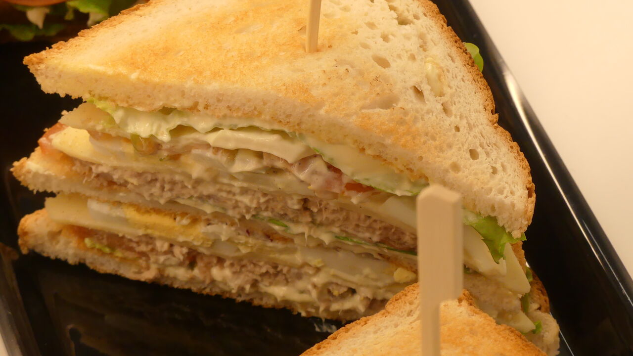 SANDWICH TRIANGLE