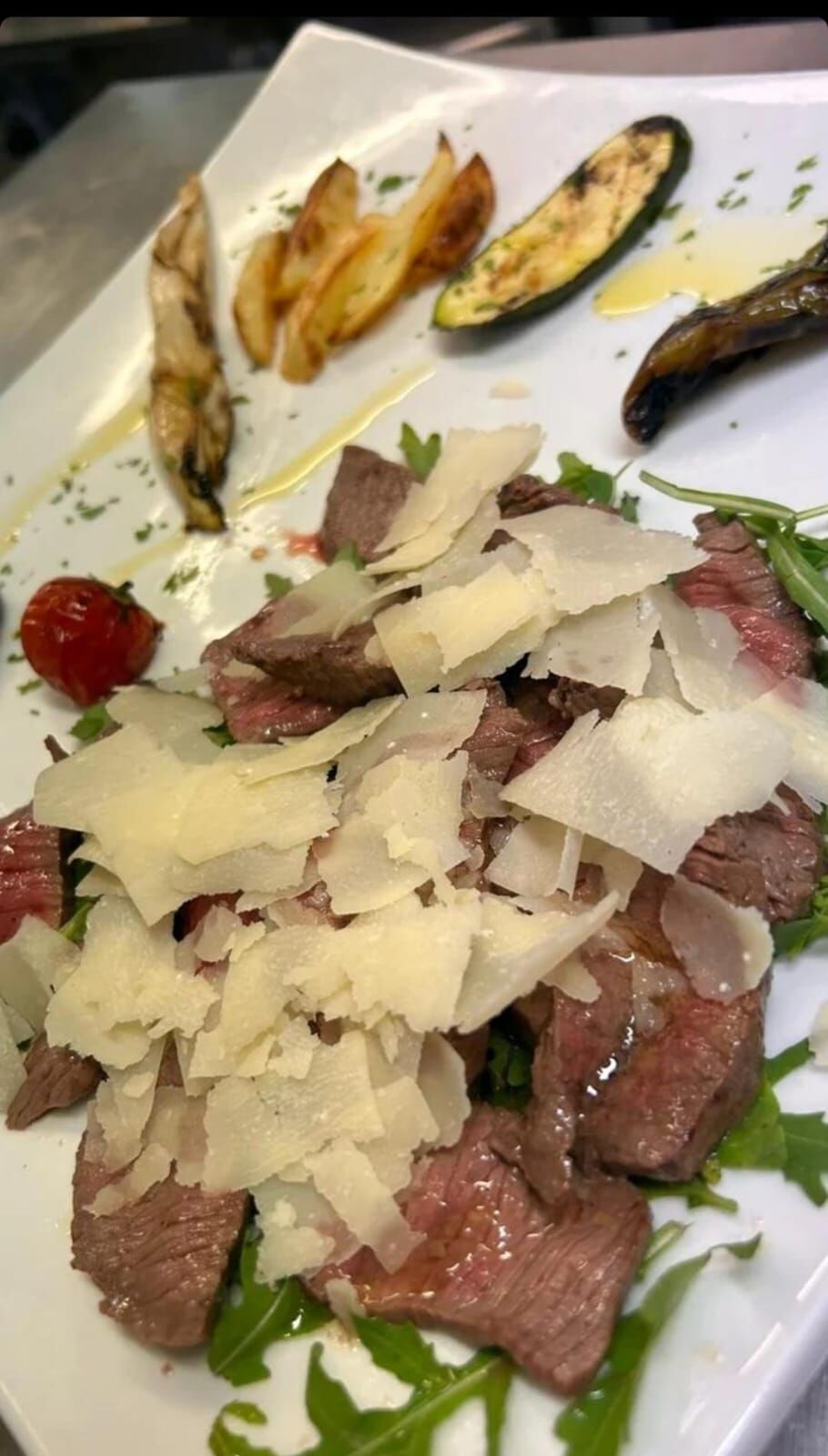 Tagliata di manzo con rucola e grana