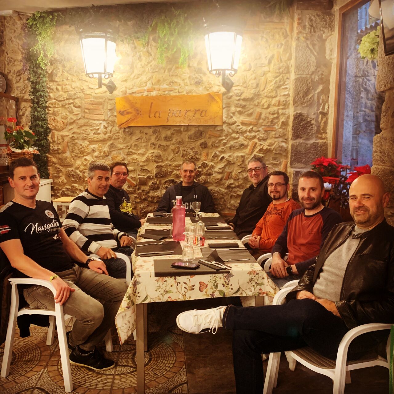 Celebraciones y reencuentro de amigos. ¿Qué mejor que una reunión de amigos o familiares? A nuestro lado siéntete como en casa.