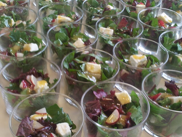 Salade composée radis chèvre graine de courge et sauce au miel