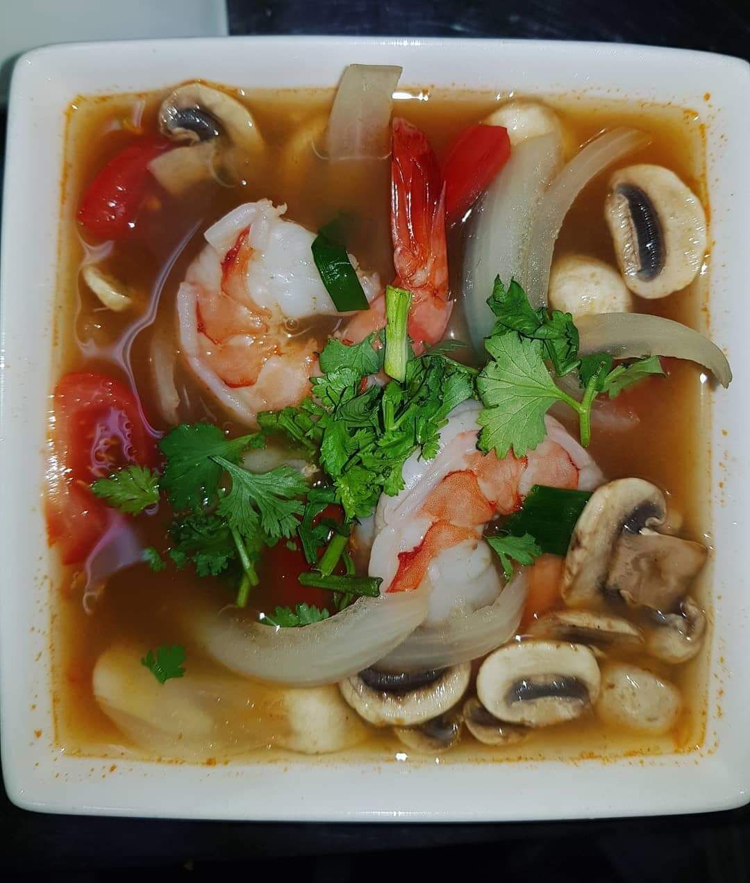 Nr. 13 Een kruidige soep met kip/ scampi's, citroengras, champignons en koriander 