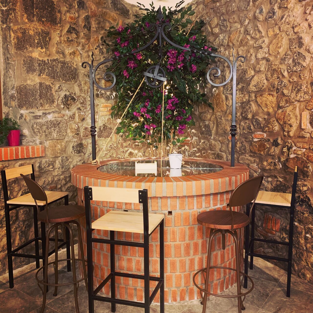 Nuestro pozo no sólo es una mesa, alberga una sorpresa construida hace algunos siglos. 