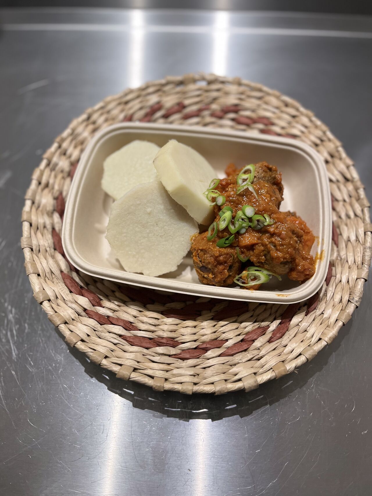 Boulette de bœuf, igname à la vapeur 