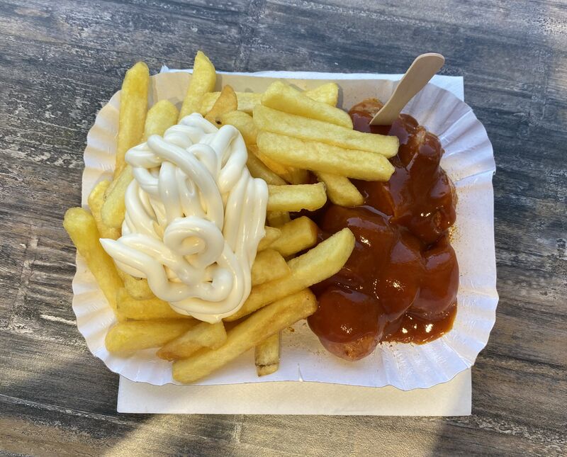 Currywurst & Pommes