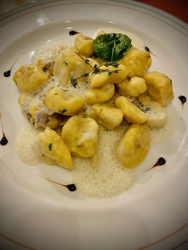 Gnocchi gorgonzola asparago e salsiccia