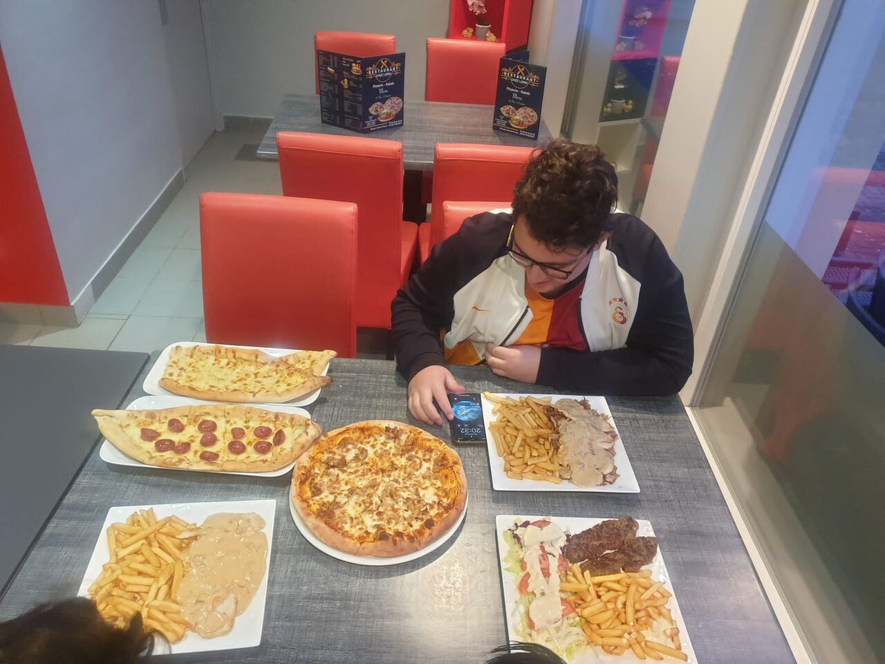 🍕, pide , assiette à la crème, 