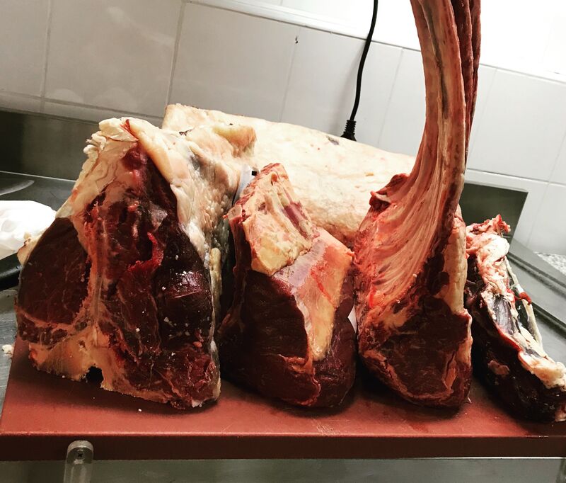 Ampia scelta di fiorentine , costate e tomahawk con Frollature da 30 a 120 giorni