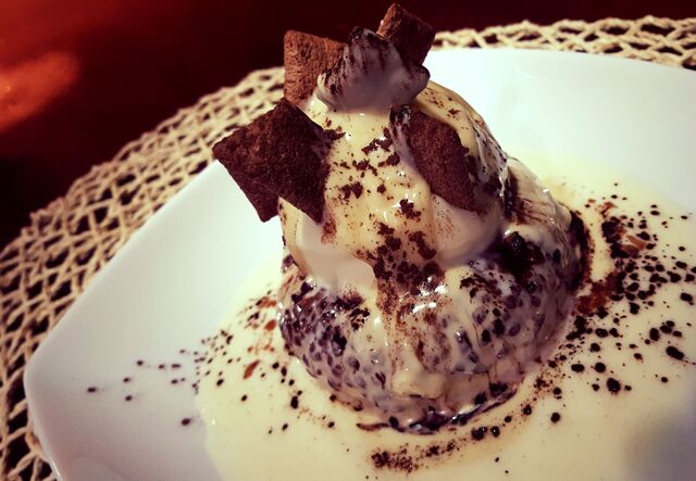 Fusión blanca es una berlina rellena acompañado de salsa de choco blanco, cereales Tresor y helado de chocolate blanco Filipinos