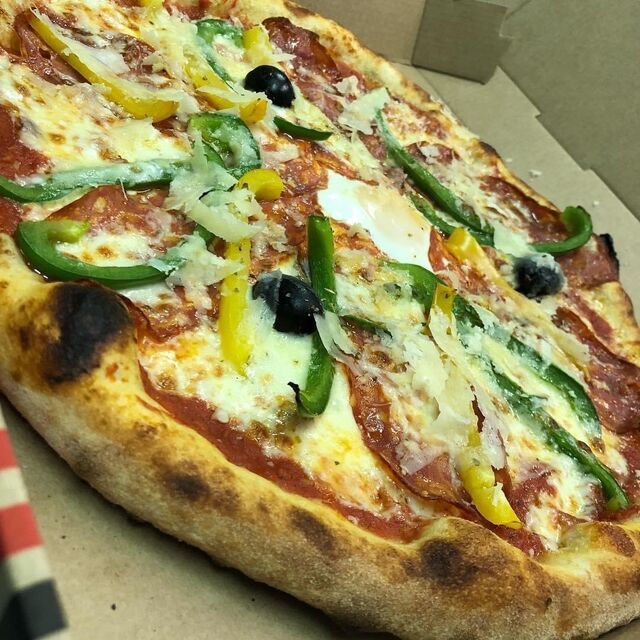 PIZZA : Crème de poivrons, oeuf , mozzarella, poivrons, spianata, parmesan