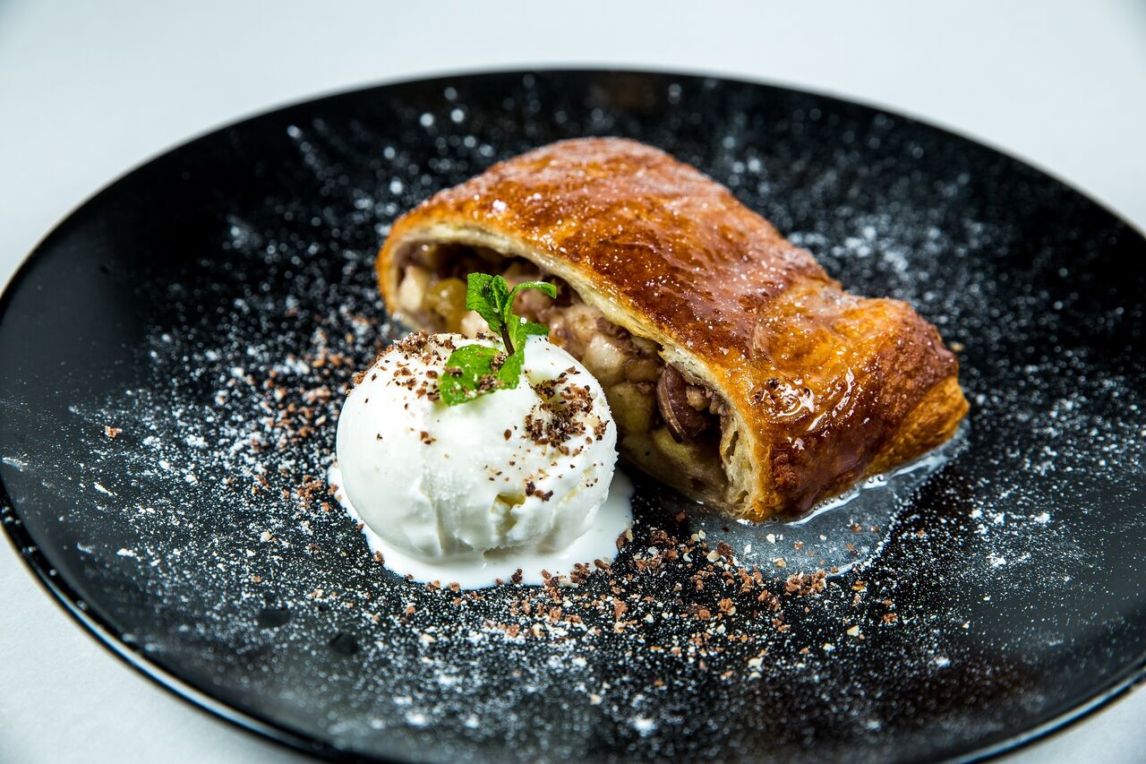 Штрудель з яблуками та морозивом.