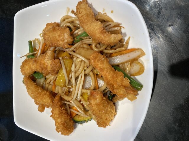 Gebratene Udonnudeln mit panierten Hühnerfleisch 