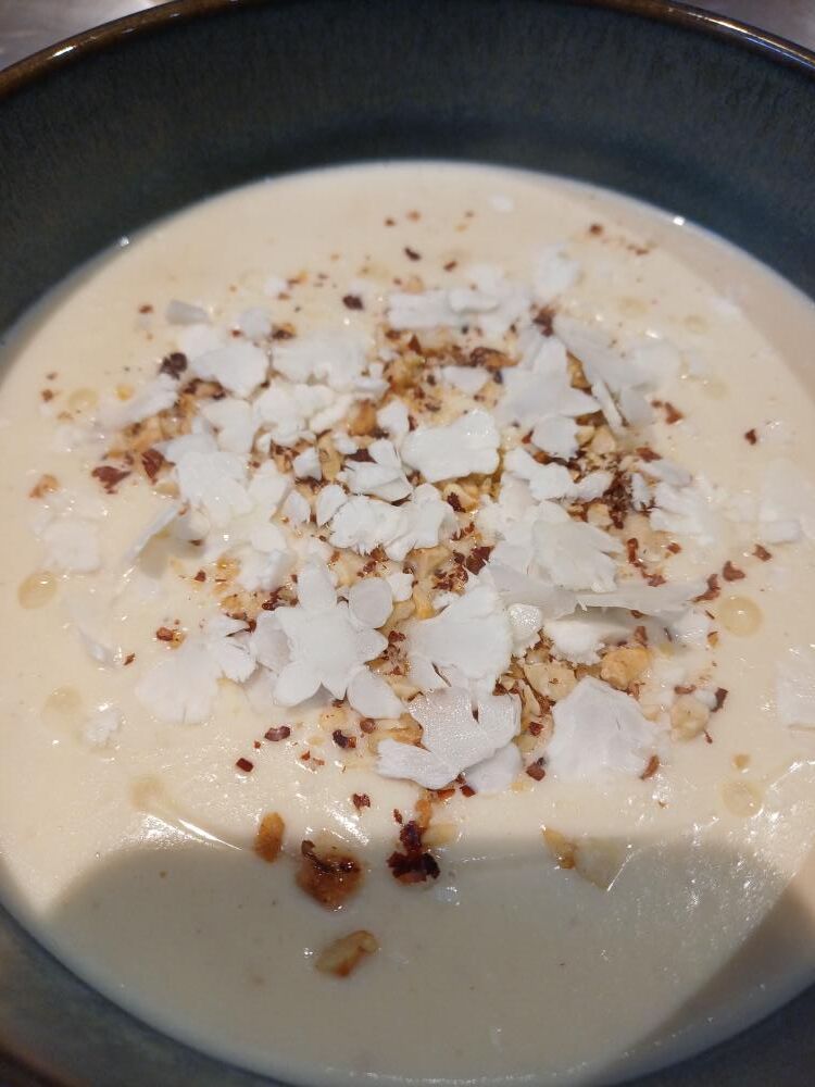 Velouté de choux-fleurs, noisettes 
